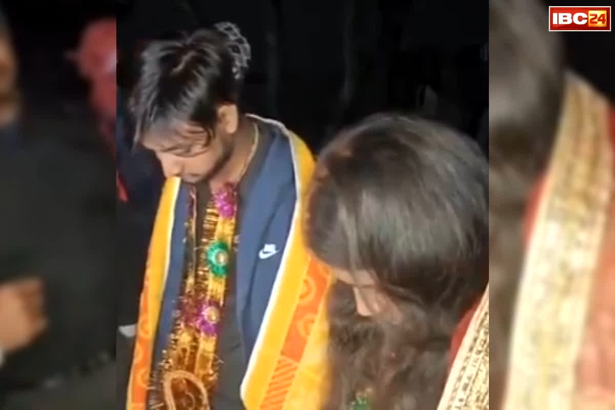 Girlfriend-Boyfriend Viral Video: रात के अंधेरे में इस हाल में थे प्रेमी-प्रेमिका, अचानक आ धमके गांव वाले और कर दिया कांड, वीडियो भी किया वायरल, आप भी देखें यहां