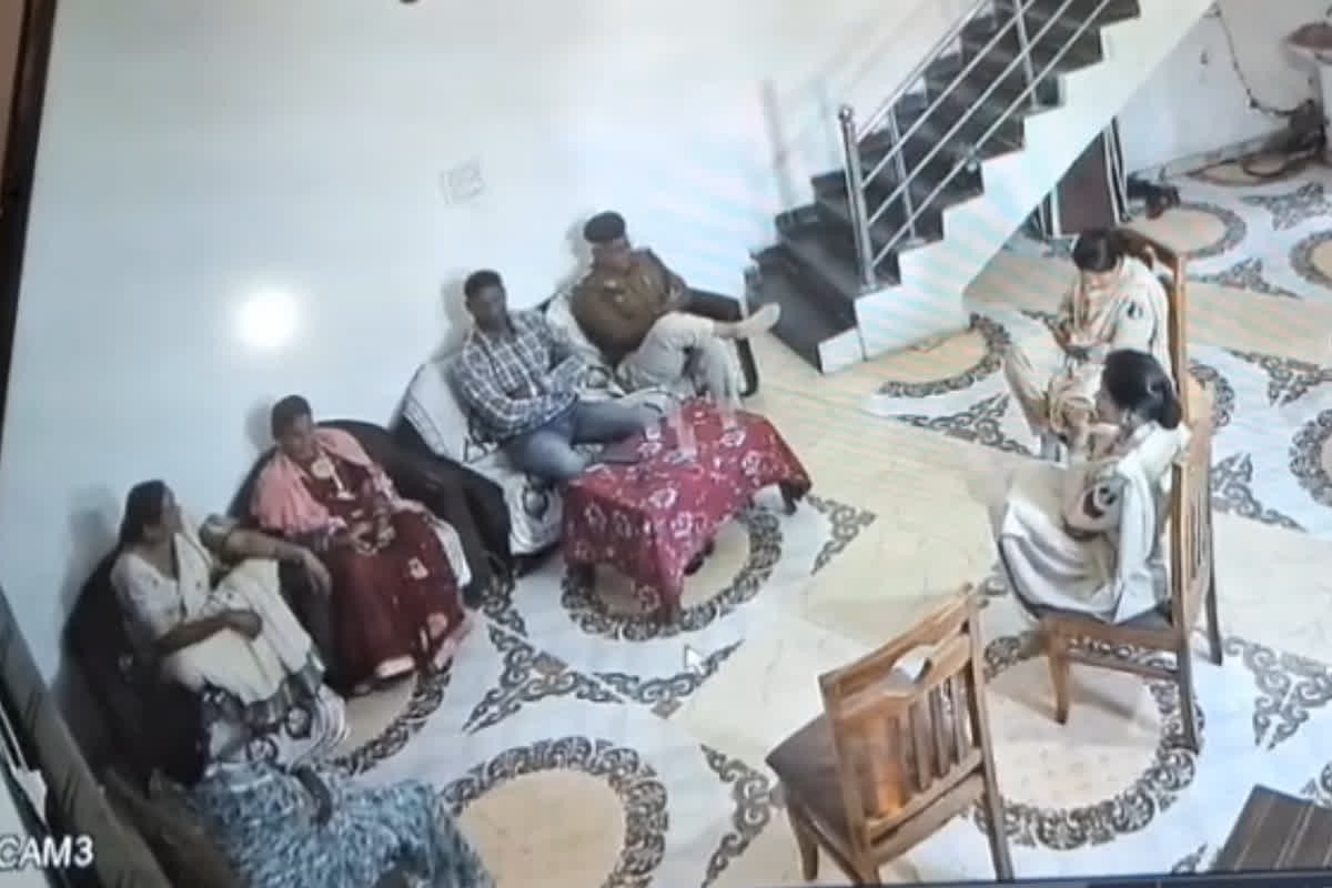 CG Rasoiya News: रसोईया संघ की प्रदेश अध्यक्ष को किया नजरबंद, घर से बाहर निकलना हुआ नामुमकिन! वजह जानकर हो जाएंगे हैरान