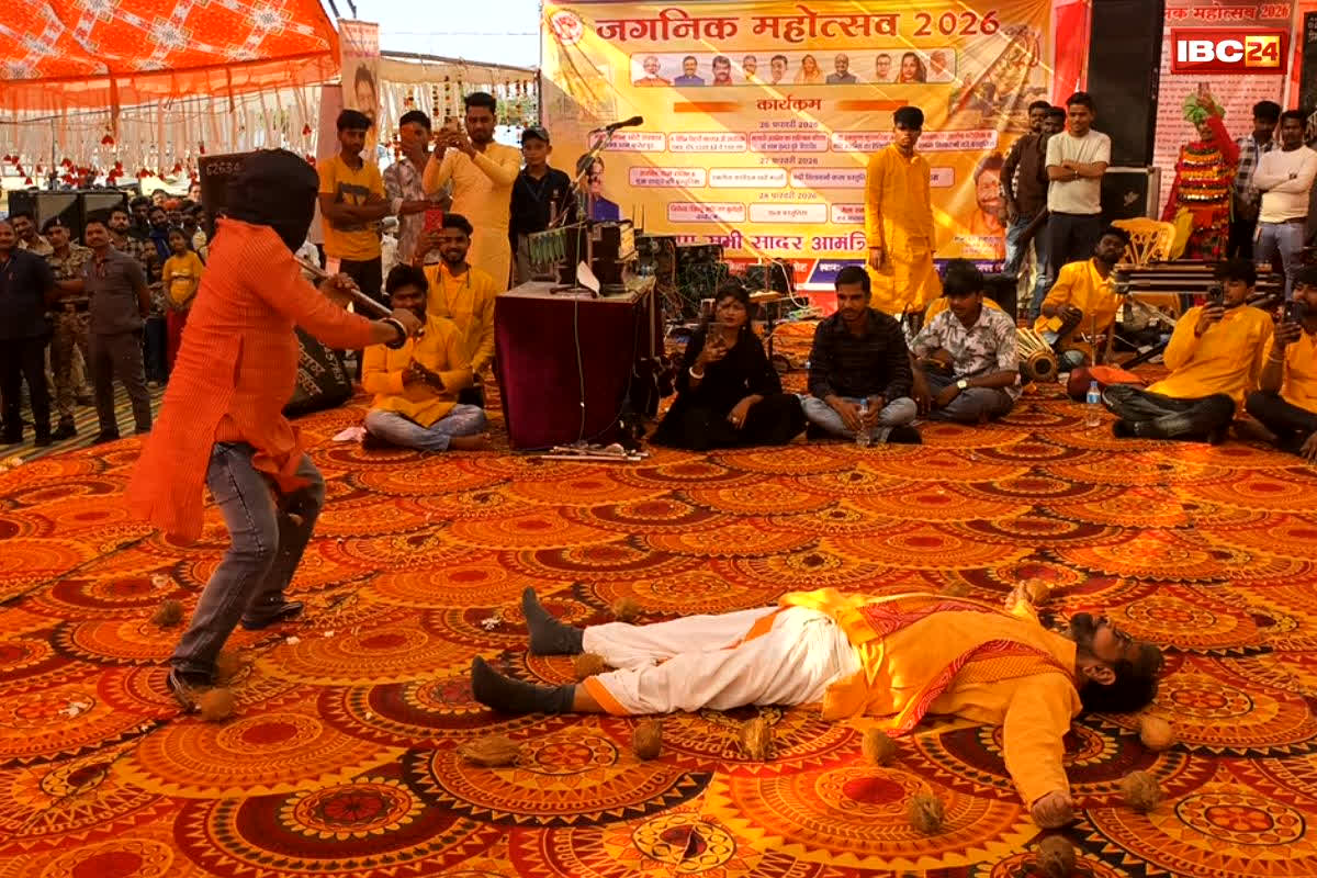 Cabinet Minister Viral Stunt Video : नीचे लेटे कैबिनेट मंत्री, ऊपर से हथौड़े का वार! जरा सी चूक और जा सकती थी जान, देखें वीडियो