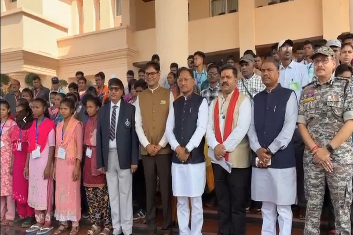 Former Naxals in CG Vidhansabha: जो कभी संविधान नहीं मानते थे, आज वही देख रहे हैं छत्तीसगढ़ विधानसभा की कार्यवाही, सदन ने ताली बजाकर किया स्वागत