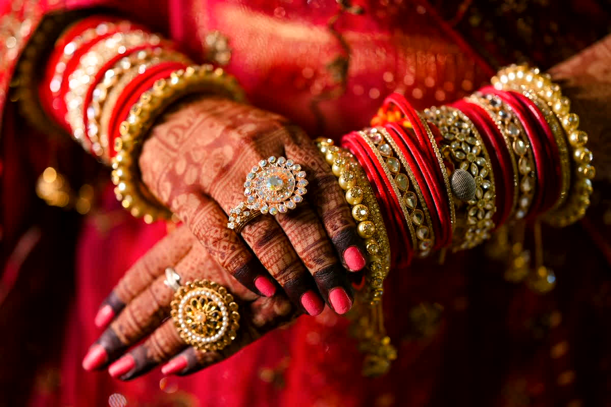 Gold Price 19 February 2026: फिर सोने की चमक हुई फीकी! 92 हजार के करीब फिसला इस कैरेट का गोल्ड, जानिए आपके शहर में 24 से 18 कैरेट का क्या चल रहा है भाव?