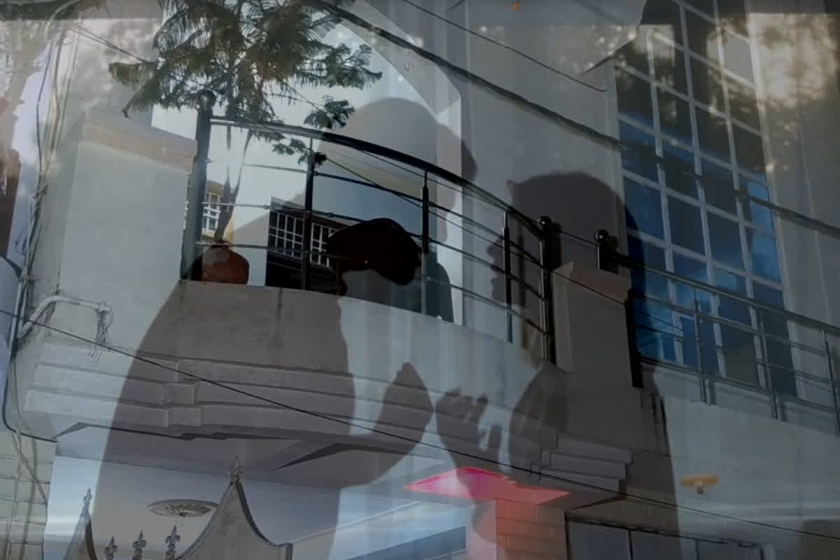 Gwalior Wife Murder News: पति-पत्नी के बीच खौफनाक कांड! आधी रात कमरे में बीबी का किया ये हाल, चीख-पुकार से मच गई अफरा-तफरी