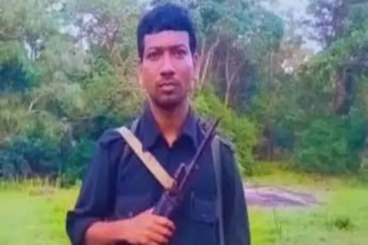 शह मात The Big Debate: नक्सलियों के साथ.. किसका हाथ? भूमकाल दिवस में हिड़मा के समर्थन में बजा गाना, आखिर कौन छीन रहा आदिवासियों का जल-जमीन और जंगल?