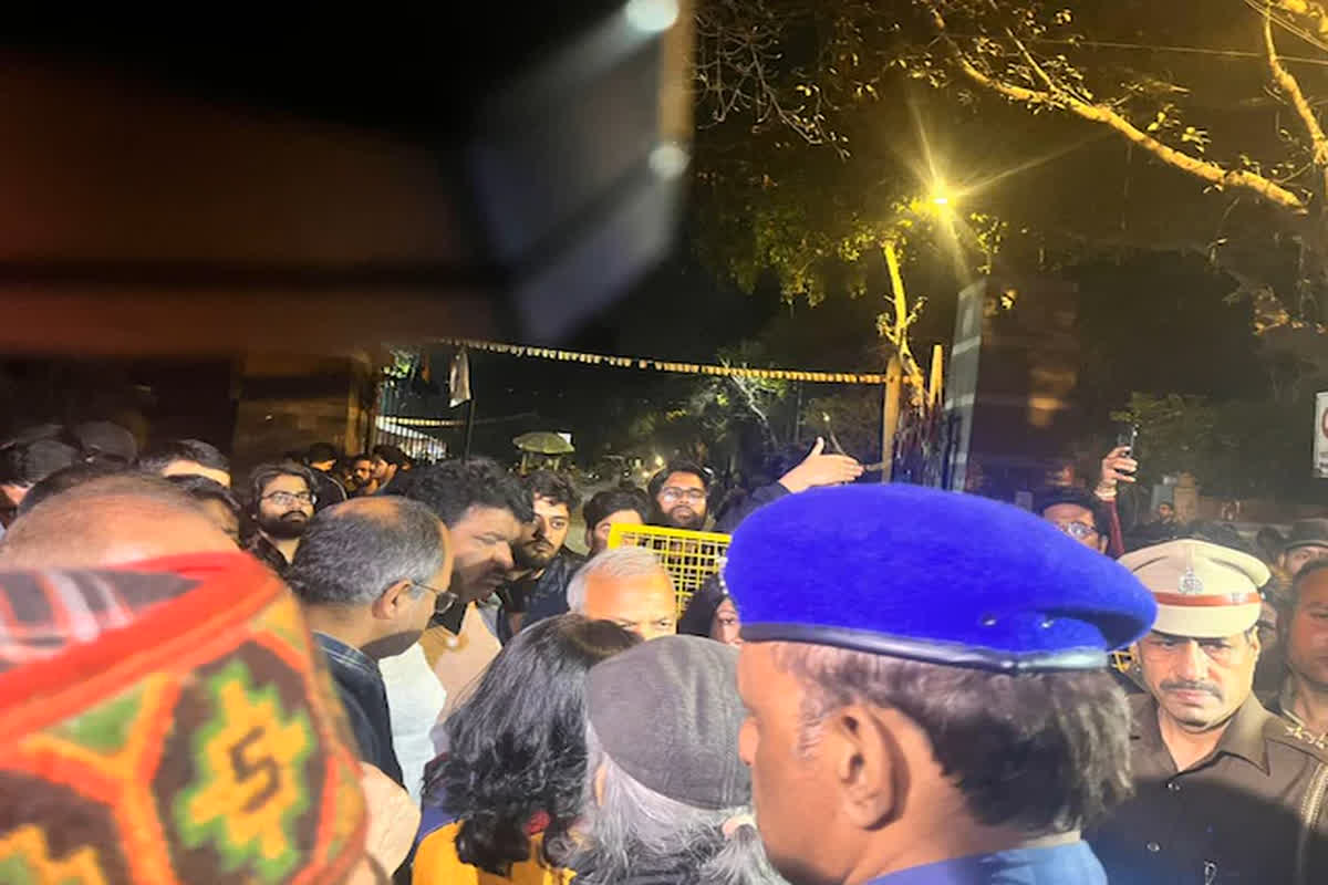 JNU Student Protest News: JNU में छात्रों का हंगामा! पुलिस पर फेंके पत्थर, फिर चला कानून का डंडा, 50 से ज्यादा हिरासत में