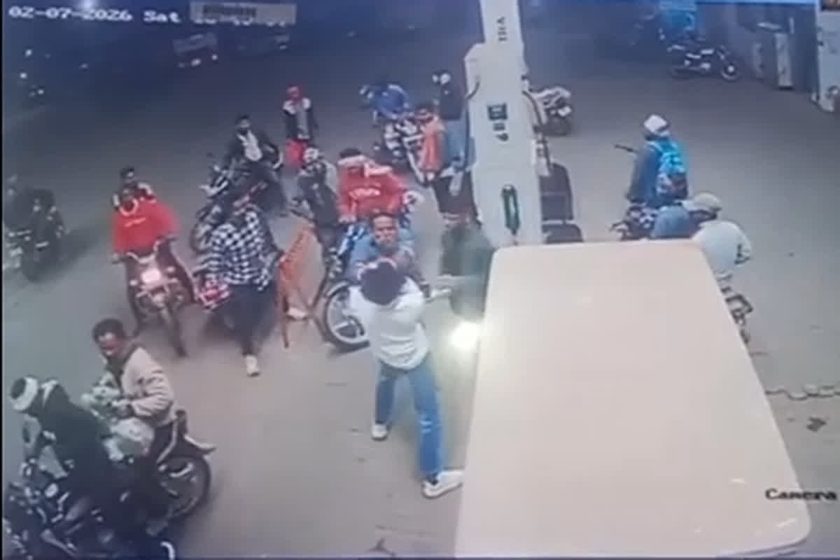 Jabalpur Petrol Pump Video: सिगरेट पीने से रोका तो पेट्रोल पंप पर मच गया तांडव! बदमाशों ने कर्मचारियों के साथ सरेआम किया ये कांड, CCTV में कैद हुआ खौफनाक करतूत