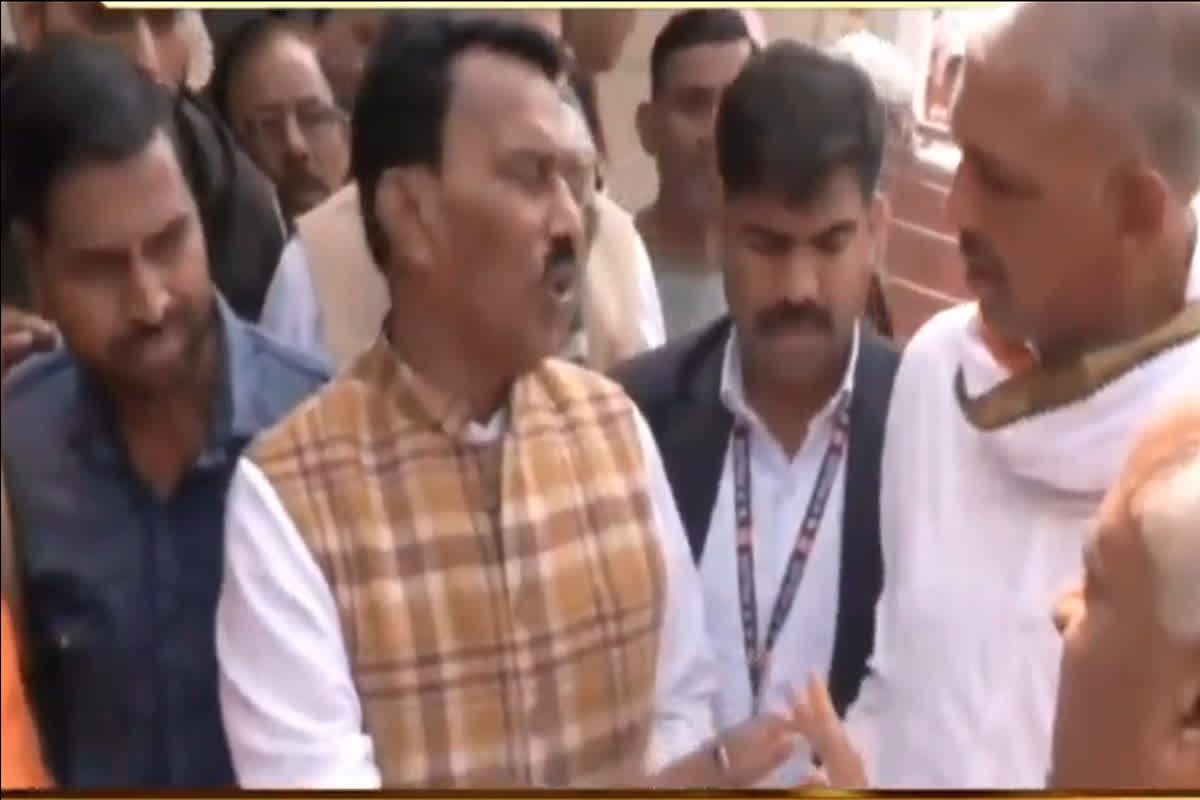 Minister Tulsiram Silawat: ‘भाषा का सही इस्तेमाल करो’, मीडिया के सवाल पर भड़के प्रभारी मंत्री, रिपोर्टर से बोले- आप मुझे निर्देश नहीं दोगे..