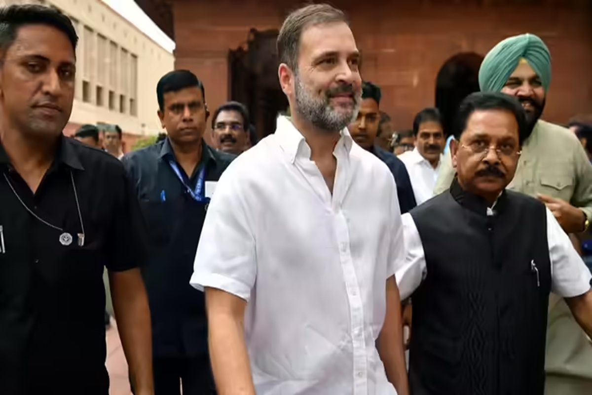 Parliament premises Viral Video: बाइट दे रहे थे अश्विनी वैष्णव और प्रह्ललाद जोशी, अचानक आ धमके राहुल गांधी, हाथ पकड़कर बोले- आइए, साथ खड़े होकर बात करते हैं