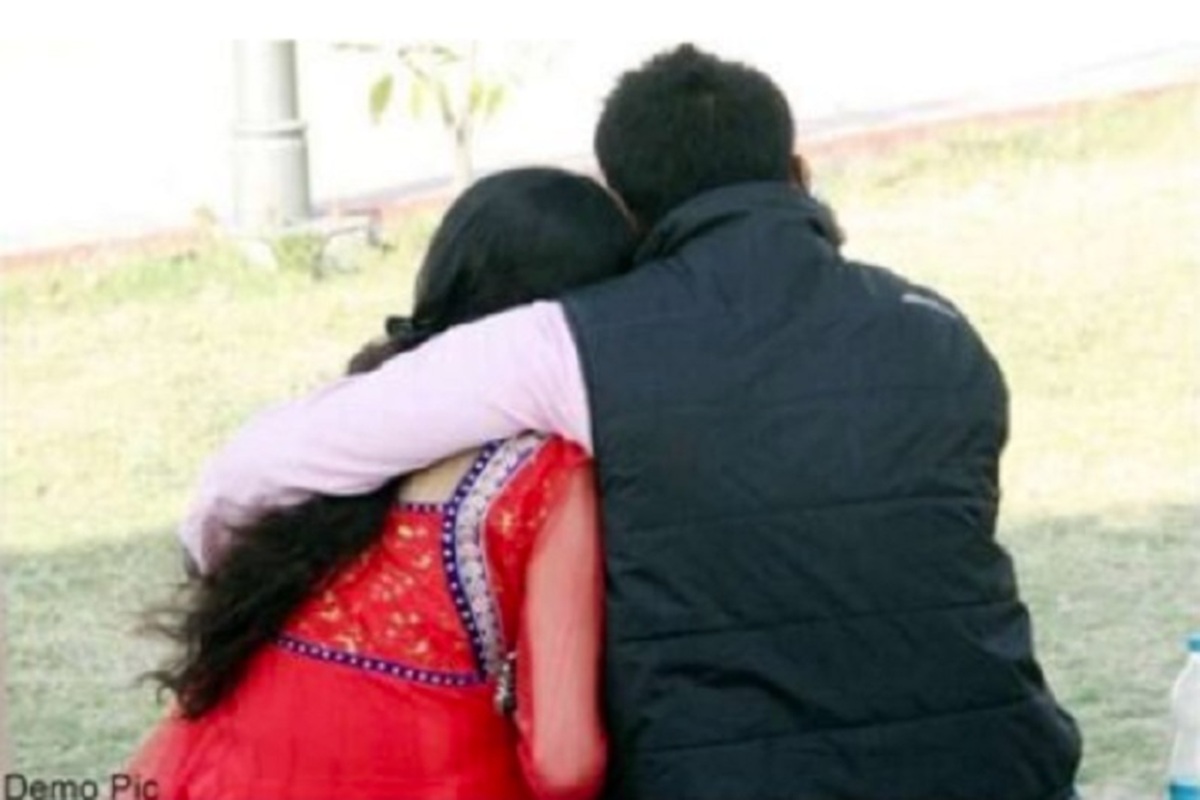 Couple Romance in Park: पार्क में ही आउट ऑफ कंट्रोल हुआ कपल, मर्यादा तोड़ करने लगे खुलेआम ऐसी हरकत, कर्मचारी ने दोनों आपत्तिजनक हालत में पकड़ा