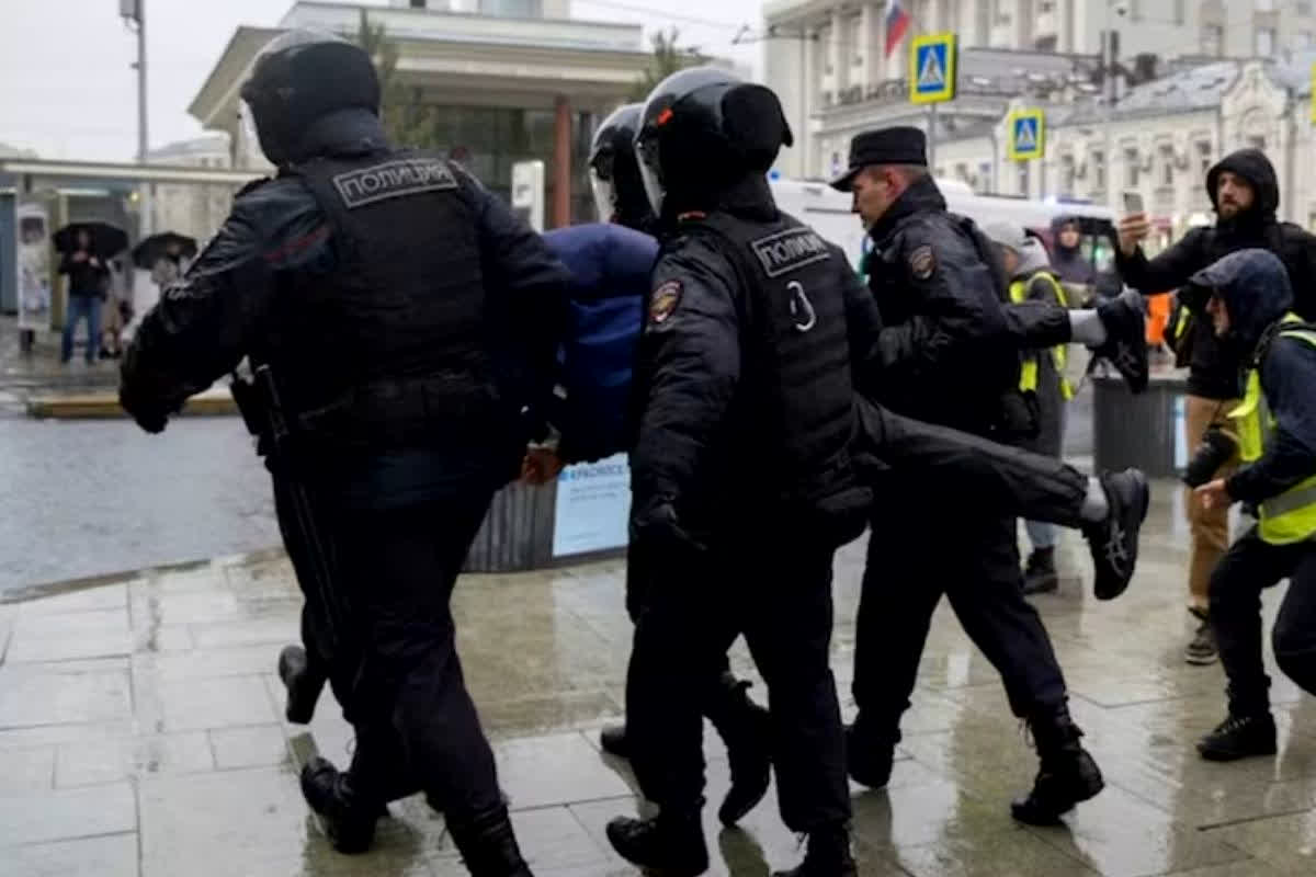 Russia Medical Student Stabbing: ‘चारों तरफ खून था’, मेडिकल कॉलेज से आई डरावनी तस्वीरें, रूस में इतने भारतीय छात्रों पर चाक़ू से ताबड़तोड़ हमला