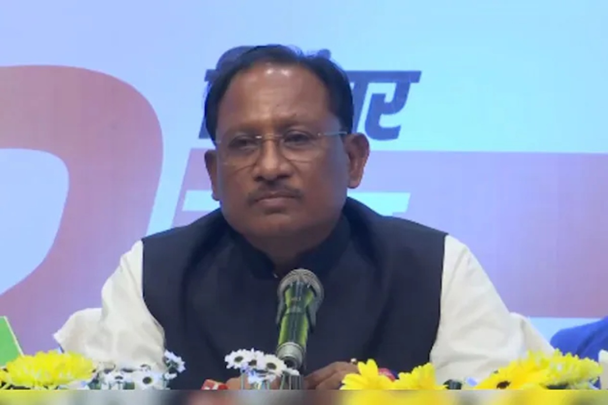 CM Sai On CG Budget: वित्त मंत्री ने पेश किया 1 लाख 72 हजार करोड़ का बजट, सीएम साय ने थपथपाई चौधरी की पीठ, कहा- हम मिशन मोड पर करते हैं काम