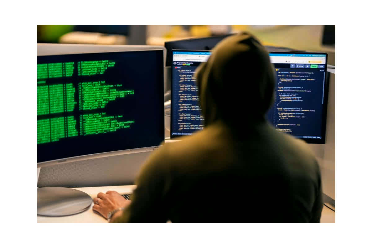 Spyware: कॉल, चैट, लोकेशन… कुछ भी नहीं सेफ! नया स्पाईवेयर चुपचाप कर रहा है सब कुछ ट्रैक! जानिए कैसे रहें सुरक्षित