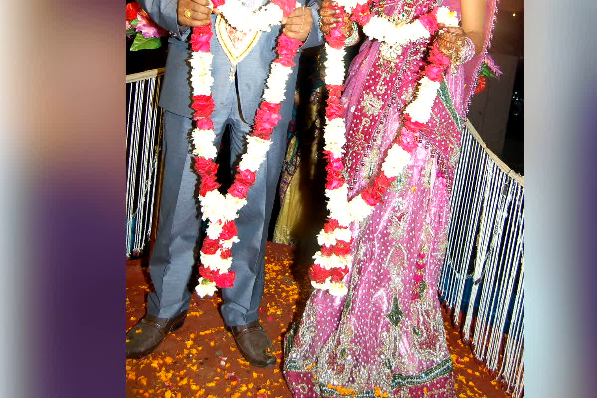 Bihar Teacher Student Love Story: आधी उम्र की टीचर पर आया प्रिंसिपल का दिल, नेपाल में चुपके से रचाई शादी, वायरल हो गई दोनों की तस्वीर