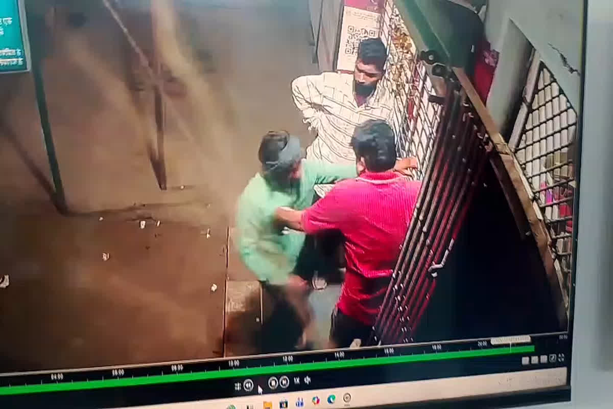 Dhar Video Viral: कांग्रेस विधायक के भाई की दबंगई, खुलेआम शराब दुकान में किया ऐसा काम, अब सोशल मीडिया पर वायरल हुआ वीडियो, देखें आप भी