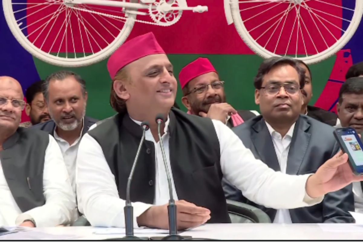Akhilesh Yadav Latest News: अखिलेश बोले- ‘हमने भाजपा की फील्डिंग लगा रखी है’, फिर प्रेस कॉन्फ्रेंस में चलाया ये गाना, आप भी सुनें…