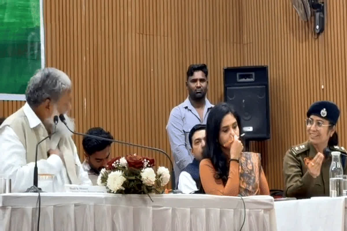 Minister Anil Vij Viral Video: बैठक के बीच कैबिनेट मंत्री ने एसपी को लगाई फटकार, हुई जोरदार बहस, सोशल मीडिया पर वायरल हुआ वीडियो