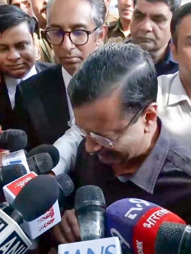 Delhi Liquor Policy Case: कोर्ट से बरी होते ही रोने लगे केजरीवाल, कहा- 'मुझ पर भाजपा ने झूठे आरोप लगाए', देखें फोटो