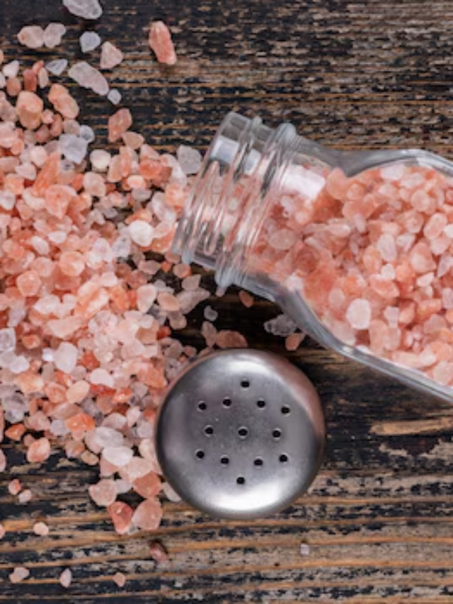 Sendha Namak Benefits: सेंधा नमक के फायदे गिनते-गिनते थक जाएंगे आप, पाचन से लेकर ब्लड प्रेशर तक जानिए क्यों आपकी डाइट में ये नमक जरूरी