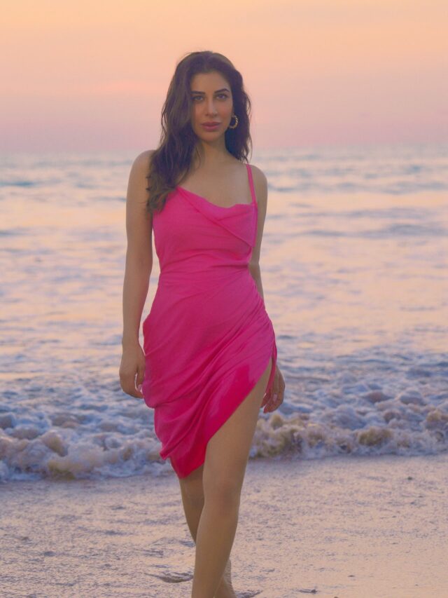 Sophie Choudry Bold Image: Sophie Choudry ने पिंक ड्रेस में बढ़ाया सोशल मीडिया का पारा, कातिलाना अदाएं देख फैंस हुए मदहोश