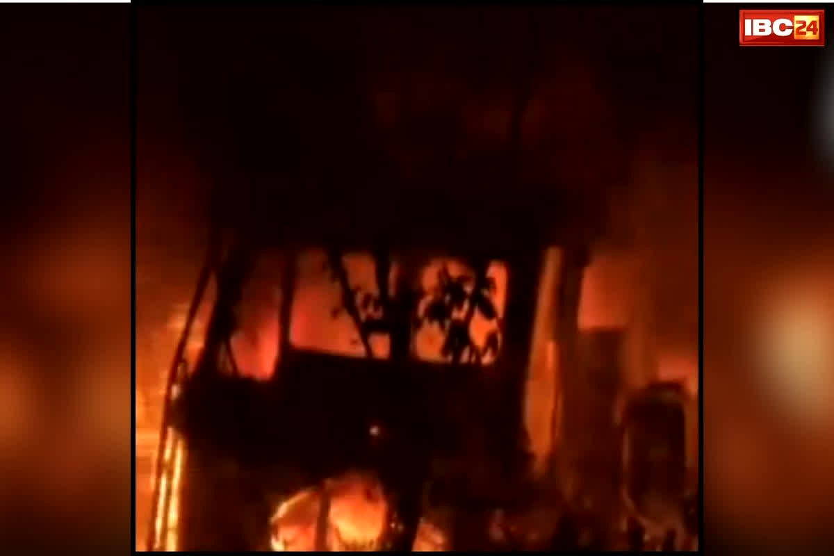 Dumka Truck Fire Accident: जिधर नजर गई उधर लपटें ही लपटें.. लाइटरों से भरी ट्रक की टक्कर के बाद हाईवे बना आग का समंदर, भयावह वीडियो आया सामने