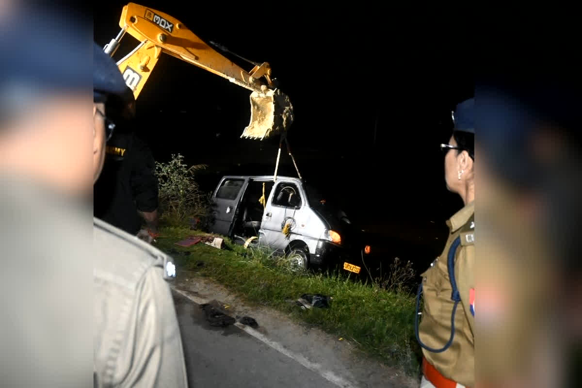 Kanpur Accident News: तेरहवीं के बाद घर वापसी बनी आखिरी यात्रा… अनियंत्रित कार तालाब में गिरी, चार जिंदगियां एक साथ बुझीं, दिल दहला देने वाली तस्वीरें आई सामने