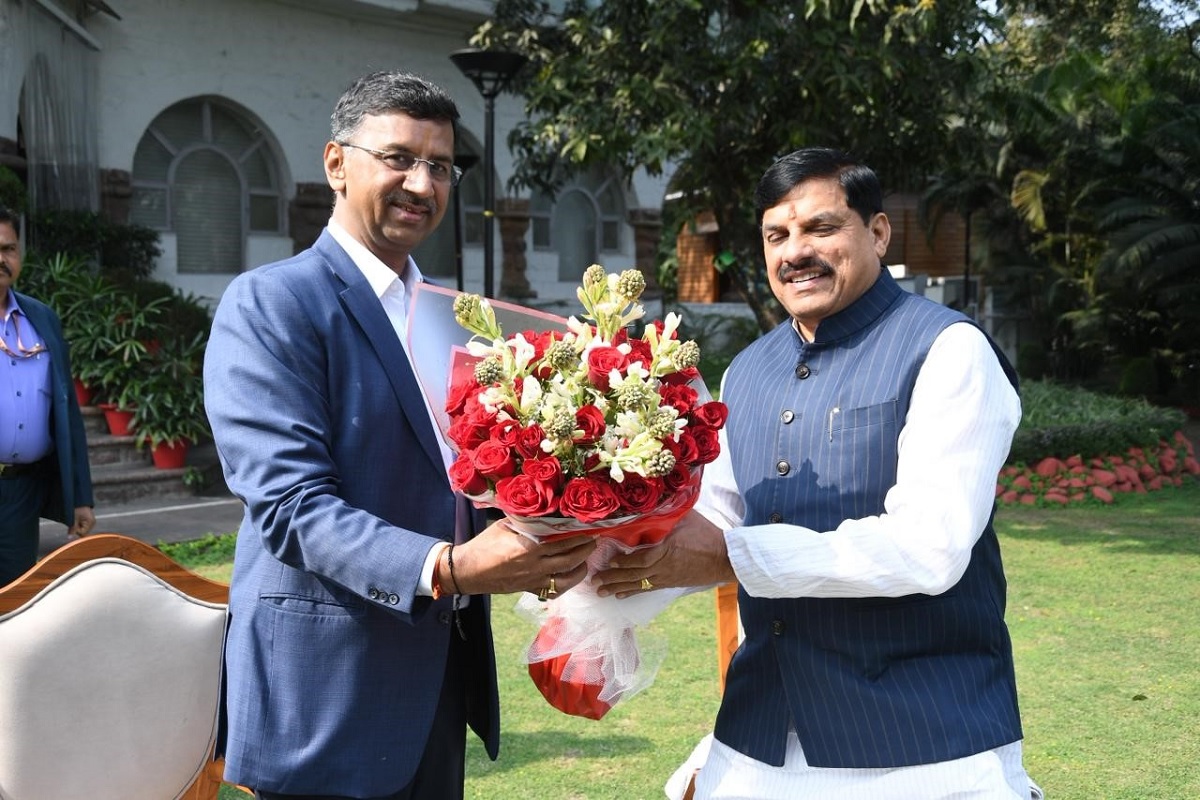 MP News: प्रशासनिक फेरबदल के बाद पहली जनसम्पर्क आयुक्त मनीष सिंह ने सीएम मोहन से की मुलाकात, विभाग को और अधिक मजबूत करने का दिलाया भरोसा