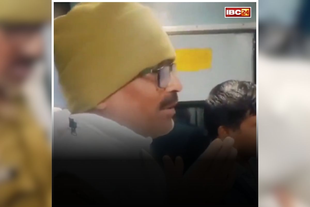 Police Video Viral: पुलिस की शर्मनाक करतूत! ट्रेन के AC कोच में सफर के दौरान किया ऐसा काम, वीडियो देखकर आपको भी नहीं होगा यकीन