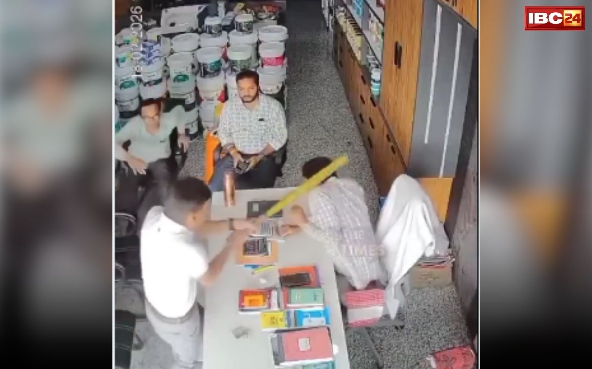 Doctor Viral Video: इलाज करने वाले हाथों ने खूनी खेल को दिया अंजाम… महज इस वजह से डॉक्टर ने दुकानदार का फोड़ा सिर, वीडियो वायरल