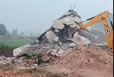 Satna News: प्रशासन की बड़ी कार्रवाई, विवादित धार्मिक ढांचे पर चलाया बुलडोजर, पिछले दिनों हुआ था विरोध