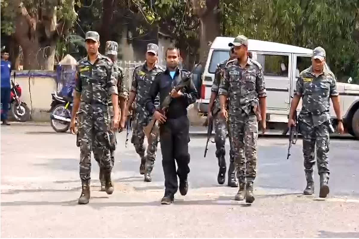 Sukram Naxali Surrender News: लाल आतंक को एक और बड़ा झटका, ACM रैंक के खूंखार नक्सली सुकराम ने किया सरेंडर, छत्तीसगढ़ में कई वारदातों को दे चुका है अंजाम