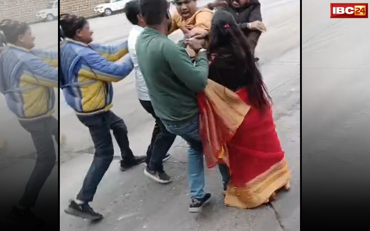 Toll Plaza Viral Video: बेखौफ टोलकर्मियों की शर्मनाक हरकत, महज इस बात को लेकर महिला के खींचे बाल, परिवार से भी की अभद्रता, जो पता चला…