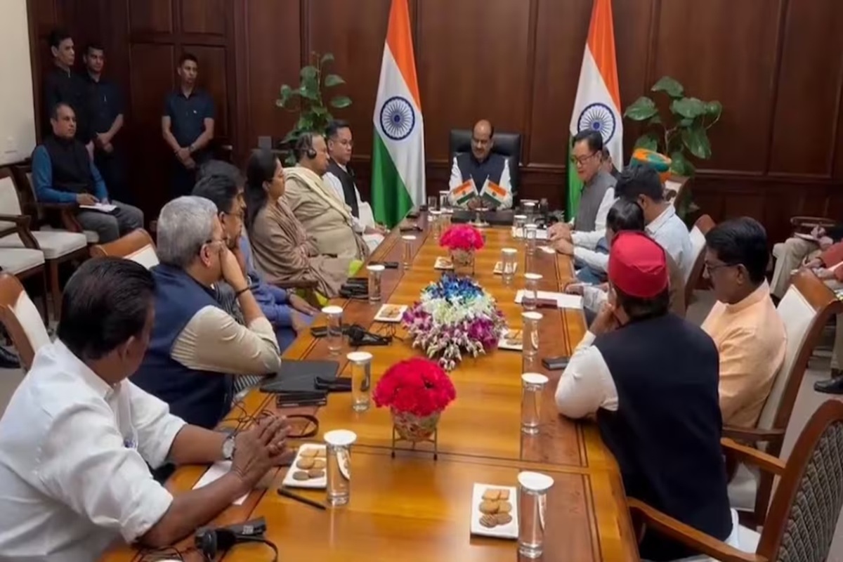 All-Party Meeting Update: मिडिल ईस्ट तनाव को लेकर बुलाई गई सर्वदलीय बैठक खत्म, सरकार ने विपक्ष के इन सवालों का दिया जवाब, संसदीय कार्य मंत्री रिजिजू ने कही ये बड़ी बात