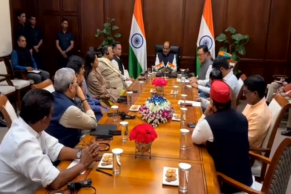 Vande Bharat:  मिडिल ईस्ट जंग पर आर-पार, विपक्ष है साथ पर कांग्रेस नाराज!… सर्वदलीय बैठक से नदारत रहे दिग्गज, भारत की कूटनीति पर क्या असर डालेंगे जंग के ये हालात?