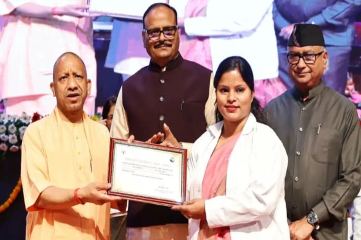 UP News: उत्तर प्रदेश के इतने युवा बने नर्सिंग अफसर, सीएम योगी ने वितरित किए नियुक्ति पत्र, कहा- सेवा और संवेदना का पेशा है नर्सिंग