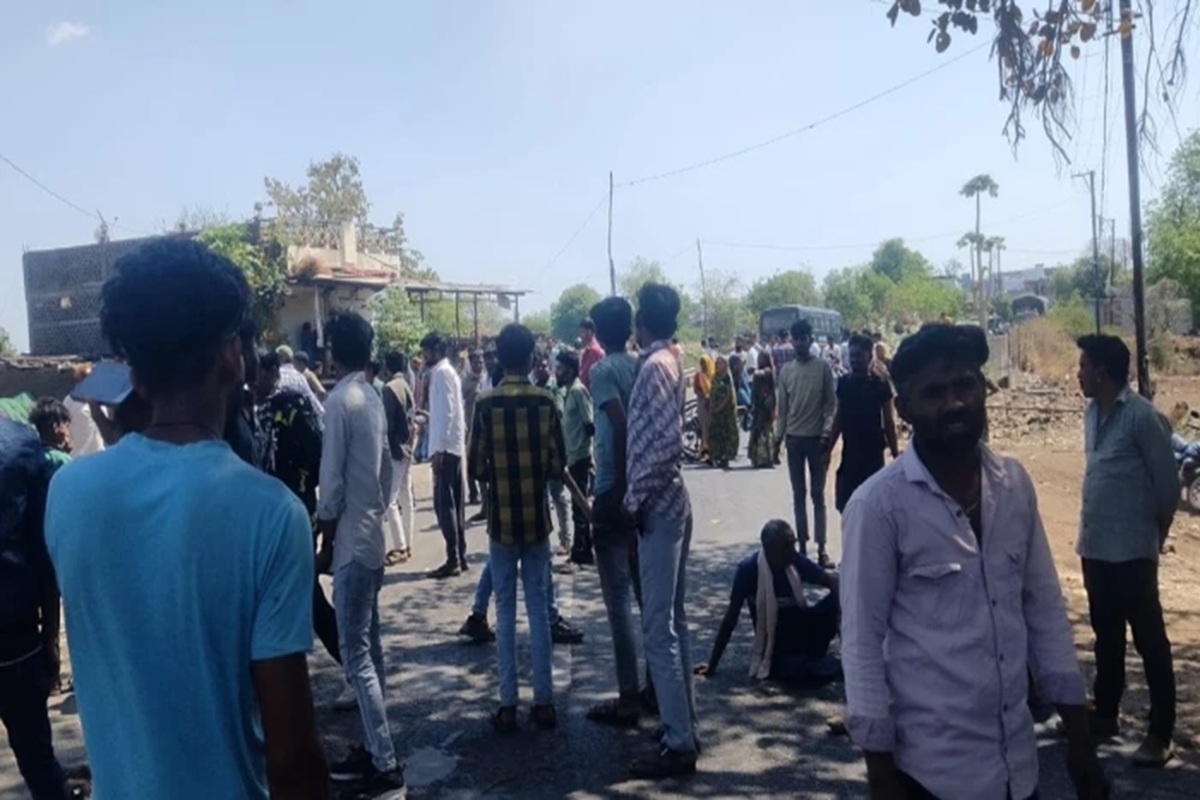 Dewas News: मां के साथ हुए दुष्कर्म की पुलिस ने नहीं लिखी रिपोर्ट, 17 साल के बेटे उठाया ये खौफनाक कदम, इधर आक्रोशित भीड़ ने पुलिस पर किया पथराव