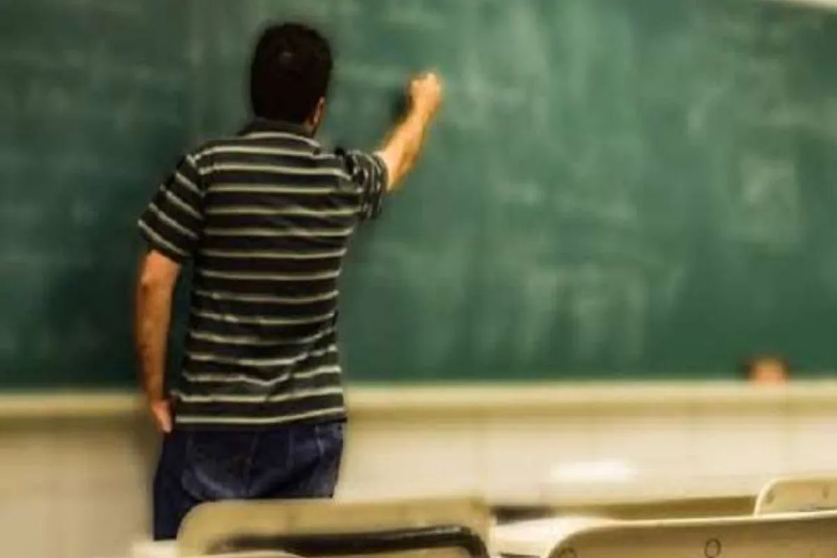 Teacher Service Terminated: नौकरी से निकाले जाएंगे ये शिक्षक, शिक्षा मंत्री ने खुद किया ऐलान, इस परीक्षा को बिना पास किए ही कर रहे थे जॉब