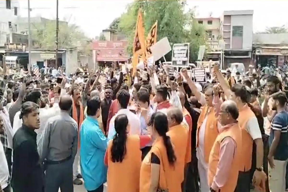 Bilaspur News: खामेनेई की मौत के बाद बिलासपुर में बवाल! हिंदू संगठनों ने किया थाने का घेराव, इस मांग को लेकर की जमकर नारेबाजी