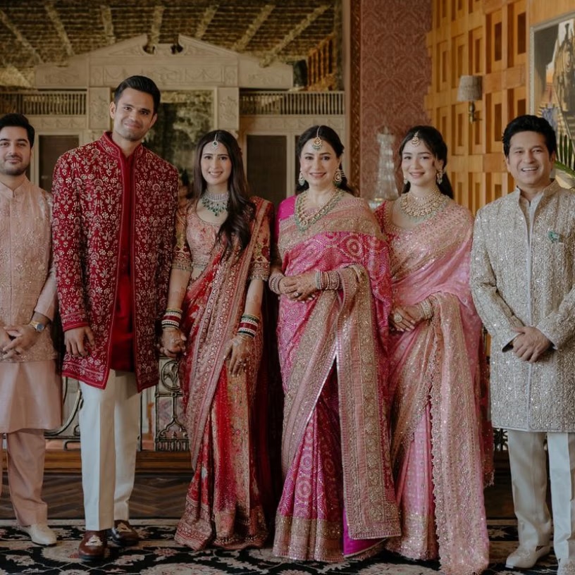 सारा तेंदुलकर के हेयरस्टाइल की बात करें तो उन्होंने आगे से आधे बाल बांधे हुए थे और पीछे के बालों को कर्ल किया था। उन्होंने अपने हेयरस्टाइल को मांग टीका और माथा पट्टी से और खूबसूरत बना दिया।