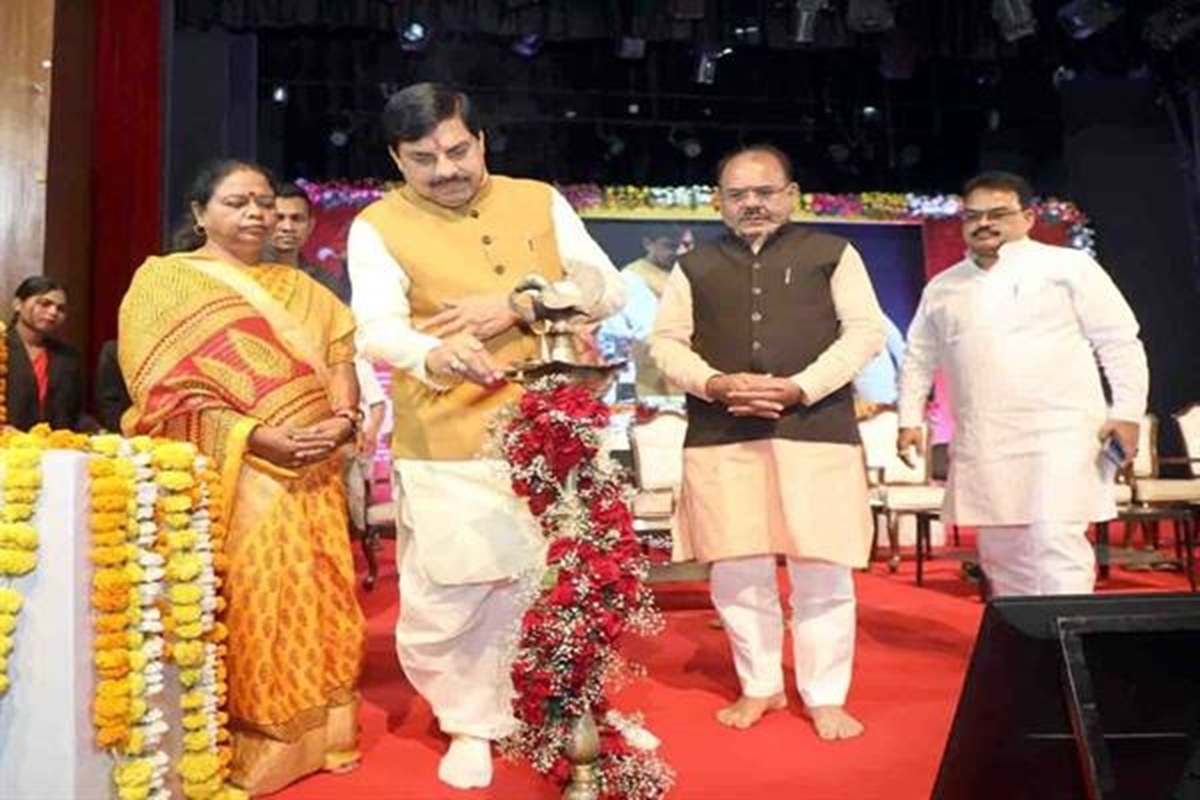 MP News: हिंदू नववर्ष पर मुख्यमंत्री डॉ. मोहन यादव ने की ब्रह्म ध्वज की स्थापना, प्रदेशवासियों को दी शुभकामनाएं, कहा- विक्रमादित्य के आदर्श 2 हजार साल बाद भी प्रासंगिक