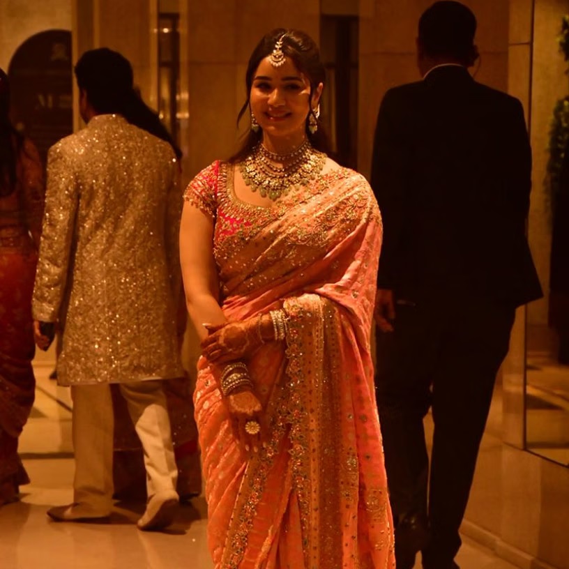 सारा तेंदुलकर की ज्वेलरी कुंदन और पोलकी स्टोन्स से सजी थी। उनका मेकअप हल्का लेकिन डीसेंट लग रहा था। उनके हाथों की मेहंदी भी उनके लुक में चार चांद लगा रही थी।