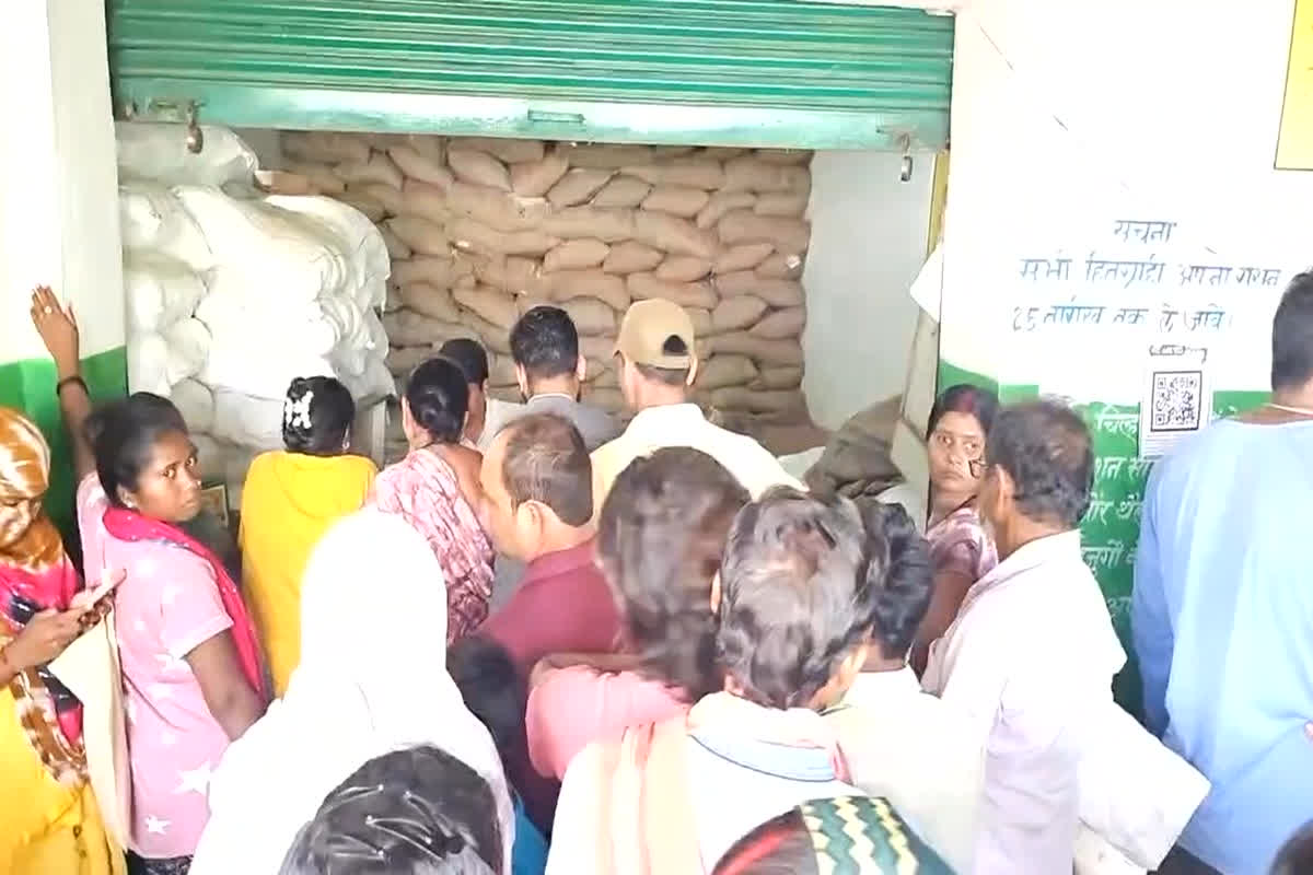 3 Months Ration April 2026 : राशन कार्ड धारकों की बल्ले-बल्ले! अप्रैल में मिलेगा इतने महीने का राशन एक साथ, सरकार के इस फैसले से दौड़ी खुशी की लहर