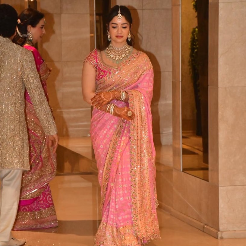 अपने साड़ी लुक को और निखारने के लिए सारा तेंदुलकर ने ज्वेलरी भी हेवी रखी है। उन्होंने मल्टी-लेयर्ड मांग टीका, पोलकी स्टोन वाला नेकलेस, बड़े झूमके, गोल्ड चूड़ियां और कड़े, रिंग और छोटी सी नथनी पहनी।