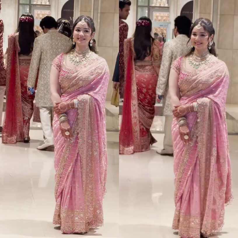 अपने भाई अर्जुन तेंदुलकर की शादी के लिए सारा ने कोई हेवी लहंगा नहीं, बल्कि एक प्यारी सी गुलाबी साड़ी चुनी जो उनपर काफी जच रही थी। इस साड़ी पर स्टोन्स और एम्बेलिशमेंट की सजावट थी।