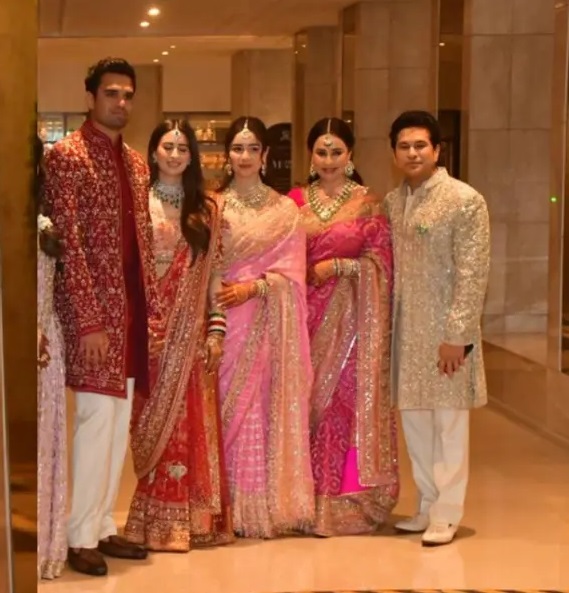 सारा तेंदुलकर के साड़ी लुक को लोग काफी पसंद कर रहे हैं। नेटिजंस का मानना है कि हेवी डिजाइनर लहंगे की जगह साड़ी चुनकर सारा ने सही मायने में एक नया फैशन ट्रेंड सेट किया है।