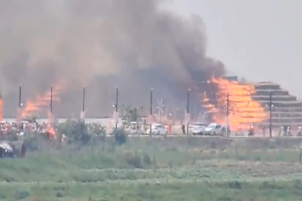 Ayodhya Ram Ghat Fire News: राजघाट में हो रहे महायज्ञ में लगी भीषण आग, मंत्री और कई विधायक थे मौजूद, मौके पर मची अफरा-तफरी
