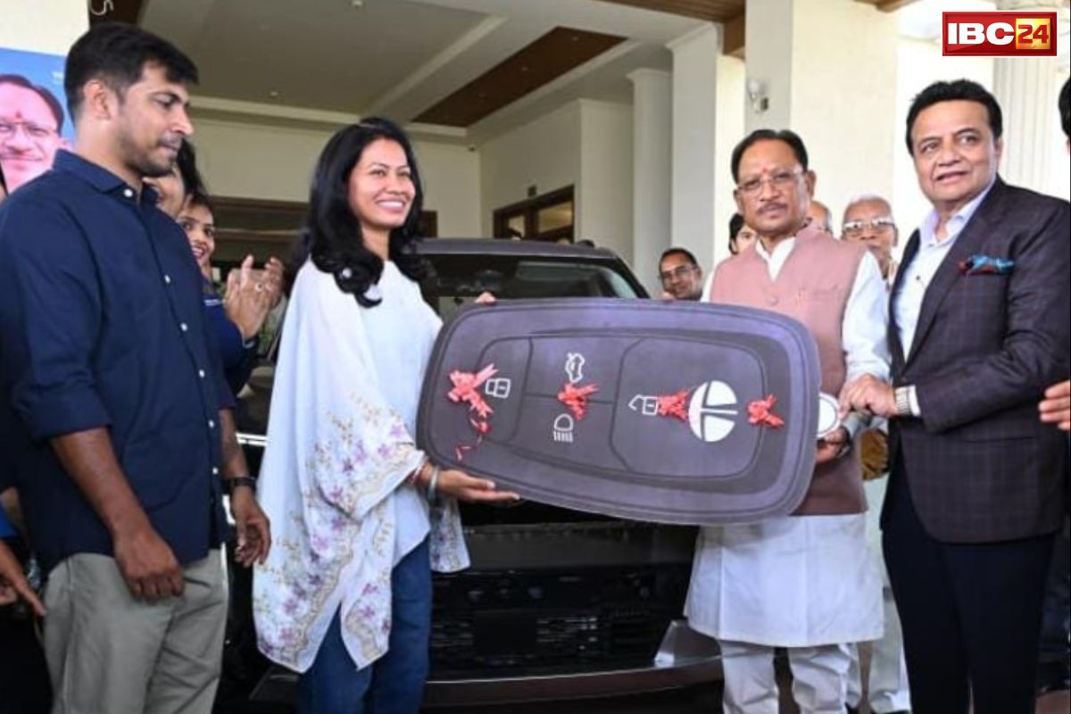 Akanksha Satyavanshi Honored: साय सरकार के बाद इस दिग्गज ऑटोमोबाइल कंपनी ने किये प्रदेश की बेटी आकांक्षा का सम्मान.. सौंपी चमचमाती कार की चाबी