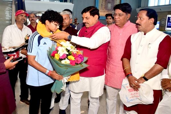 Anushka Sharma Cricketer Gwalior : ग्वालियर की बेटी ने रचा इतिहास! भारतीय महिला टी-20 टीम में चयन, CM डॉ.मोहन यादव ने खुद एयरपोर्ट पर किया सम्मान
