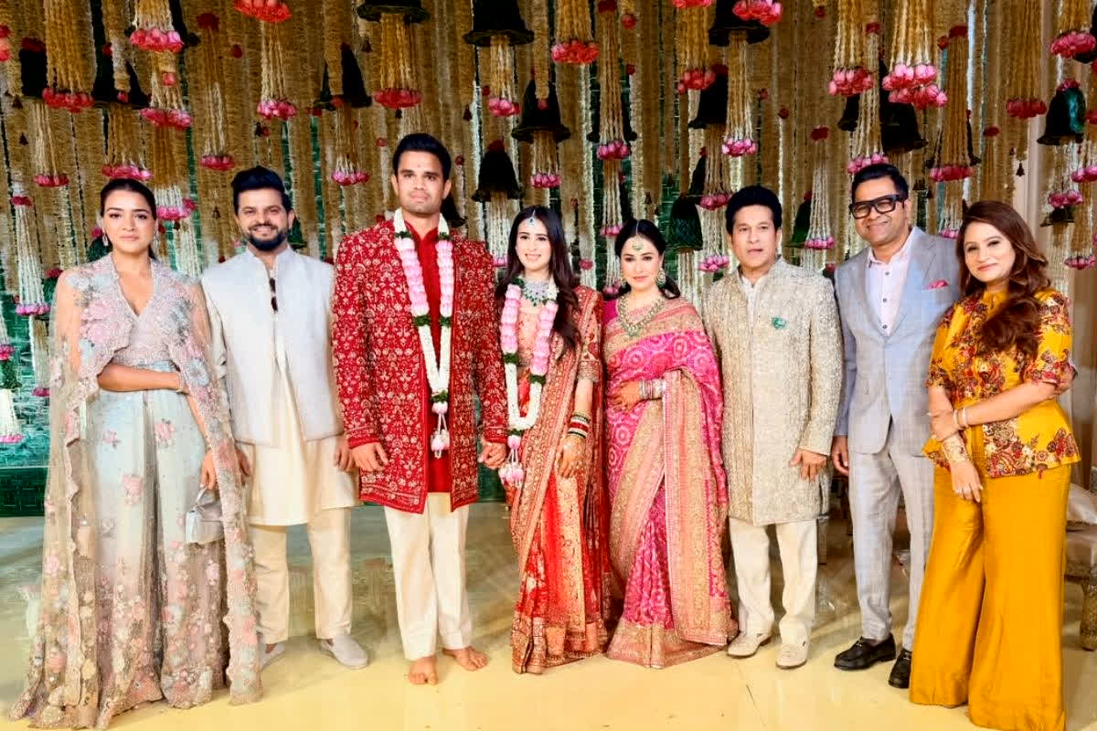 Arjun Tendulkar Wedding : ट्विनिंग आउटफिट में दिखे Mr & Mrs तेंदुलकर , सारा तेंदुलकर के एथनिक लुक ने इंटरनेट पर मचाई धूम,जानें शादी में क्या रहा खास