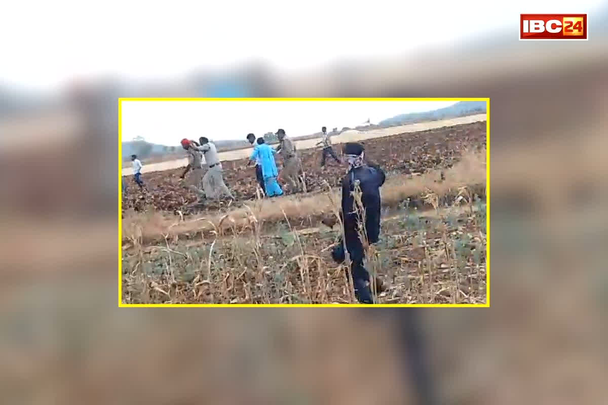 Betul News: भाजपा नेता और पुलिस टीम को आदिवासी समाज के लोगों ने दौड़ा-दौड़कर पीटा, सोशल मीडिया पर वायरल हुआ वीडियो