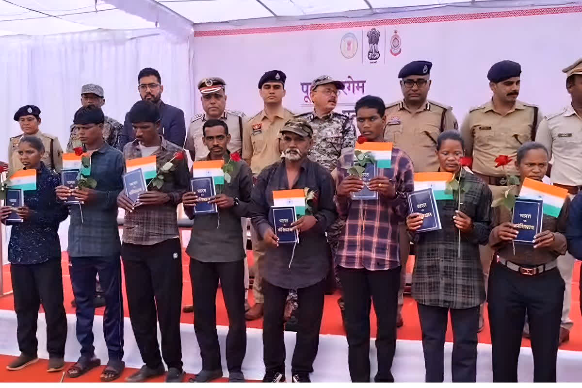 Chhattisgarh Naxal Surrender : एक महीने पहले ही नक्सलमुक्त हुआ छत्तीसगढ़ और ओड़िशा का ये बड़ा इलाका.. खुद शीर्ष पुलिस अफसरों ने किया ये बड़ा ऐलान