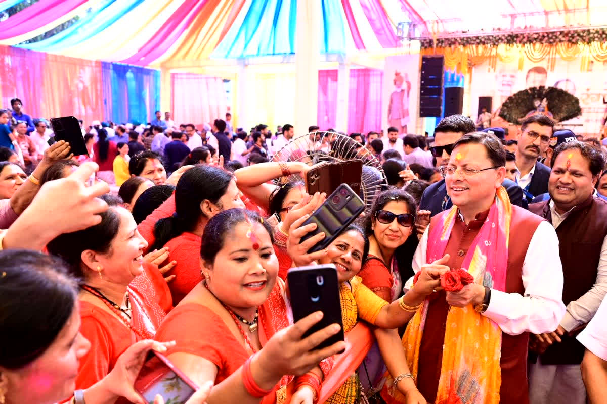 CM Dhami Holi Milan 2026 : सीएम पुष्कर सिंह धामी ने काशीपुर में किसके साथ मनाई होली? लोक कलाकारों के बीच मुख्यमंत्री का ये अंदाज देख रह जाएंगे हैरान